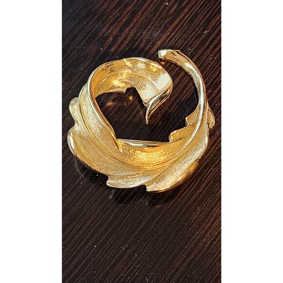 Vintage Gold Leaf Brooch 1950s - Picture 2 of 3